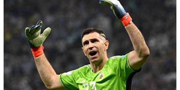 2023 Målvakt Emiliano Martínez slipper inn første mål i Argentina